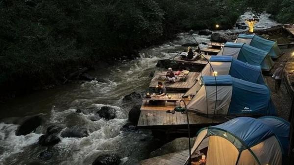 Pineus Tilu Riverside Camping berlokasi di Hutan Pinus Rahong, Pulosari, Pangalengan, Kabupaten Bandung. (FOTO: INSTAGRAM/@pineustilu)
