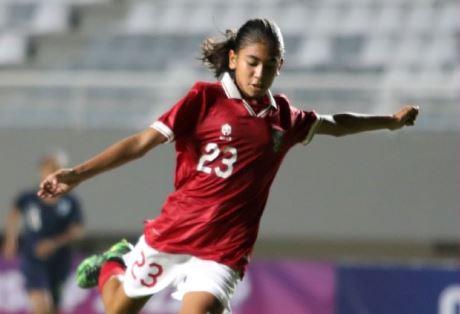 Timnas Putri Indonesia Claudia Scheunemann Timnas Putri Indonesia U-19, Claudia Scheunemann mencetak gol ke gawang Singapura pada laga perdana Piala AFF U-18 2022 di Stadion Jakabaring, Palembang, Jumat (22/7/2022). (Foto: Instagram/@pssi)