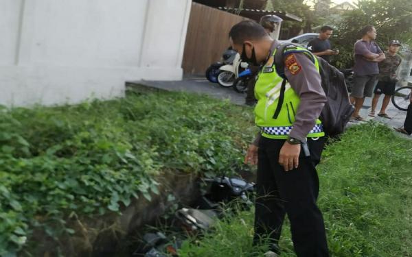 Penemuan warga negara asing tewas tertimpa motor dalam selokan di Kuta Utara, Bali. (Foto: Istimewa)