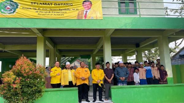 KANG ACE PONPES RAUDLATUL JANNAH Ketua DPD I Partai Golkar Jabar Tubagus Ace Hasan Syadzily saat berkunjung ke Ponpes Raudlatul Jannah. (FOTO: ISTIMEWA)