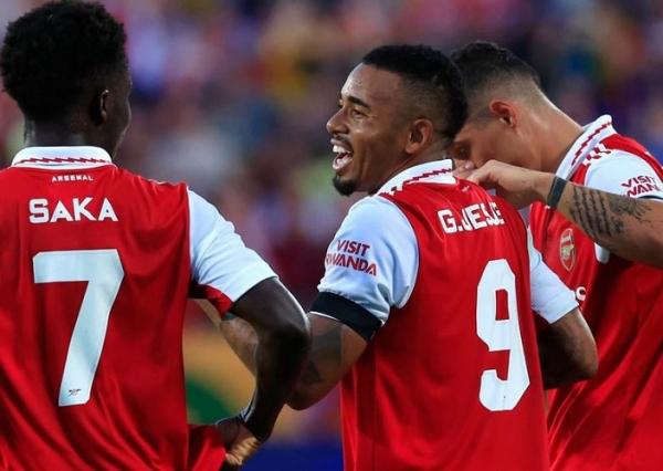 Striker Arsenal, Gabriel Jesus Striker Arsenal, Gabriel Jesus (tengah) merayakan gol ke gawang Chelsea bersama Bukayo Saka dan Granit Xhaka pada laga uji coba pramusim di Stadion Camping World, Orlando, Minggu (24/7/2022). (Foto: Instagram/@arsenal)