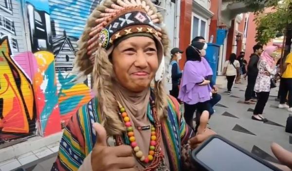 Emak-emak ikut aksi Tunjungan Street Fashion Week di Surabaya. (Foto: iNews TV/Hari Tambayong)