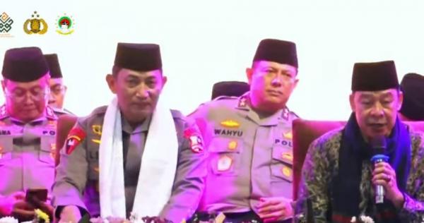 Doa Untuk Negeri Buntet Sesepuh Pesantren Buntet Cirebon KH Adib Rofi'uddin Izza bersama Kapolri Jenderal Listyo Sigit Prabowo. (Foto: ist)