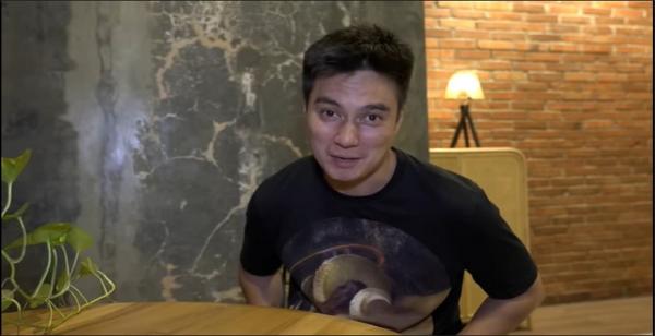 Baim Wong berbincang dengan siswi kelas IV berinisial TDW yang viral karena dirambutnya penuh dengan kutu. (Bramantyo)