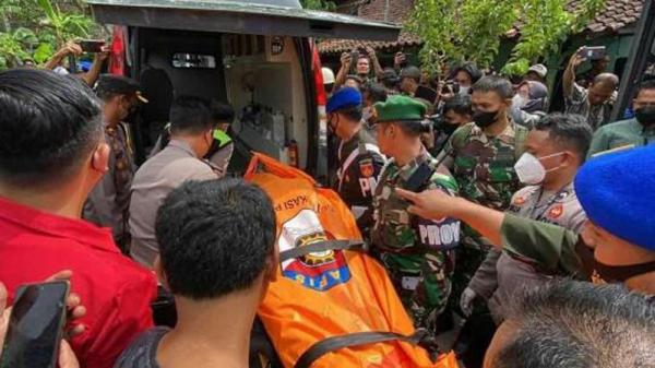 jenazah kopda muslimin Jenazah Kopda Muslimin saat dimasukkan ke ambulans untuk dibawa ke RS Bhayangkara Semarang. (Foto: Eddie Prayitno)