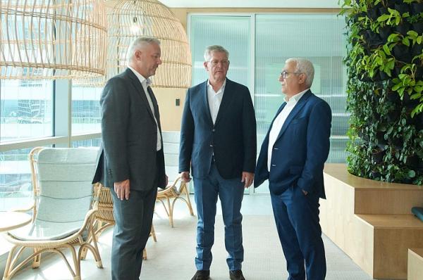 Head of Ericsson Indonesia Jerry Soper memperkenalkan kantor baru Ericsson Indonesia yang berlokasi di Pondok Indah Tower 5 kepada President and CEO Ericsson B&ouml;rje Ekholm dan Head of Ericsson South East Asia Oceania and India Nunzio Mirtillo.