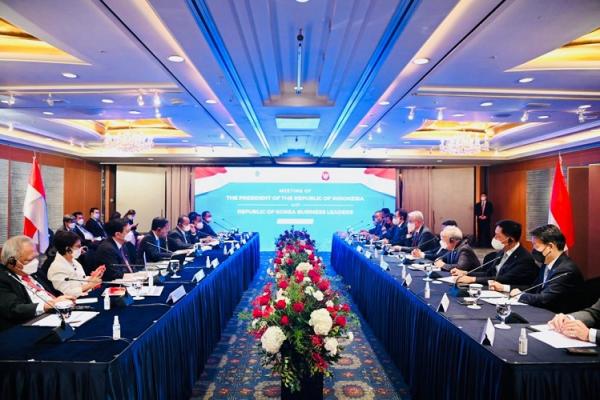 Presiden Jokowi dan rombongan bertemu CEO Korsel Presiden Jokowi dan rombongan menghadiri pertemuan dengan CEO perusahaan-perusahaan Korea Selatan di Lotte Hotel, Seoul, Kamis (28/7/2022) pagi. (Foto: Biro Pers, Media, dan Informasi Sekretariat Presiden)