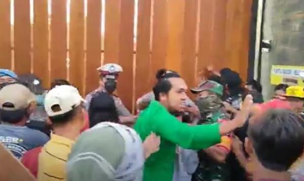 Warga terlibat saling dorong dengan polisi saat demo menuntutt padepokan Gus Samsudin di Blitar ditutup. (Foto: iNews TV)