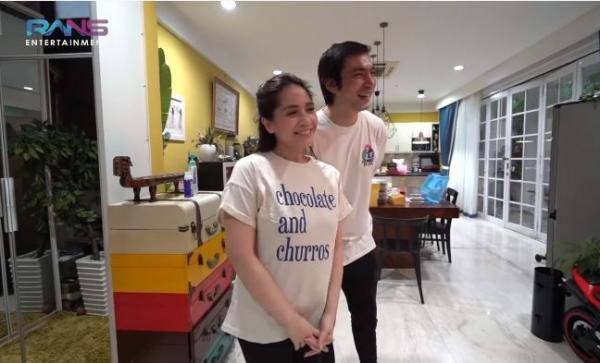 IMG 20220801 100930 Artis yang Suka Salah Tingkah saat Bertemu Idola Sesama Artis. (foto: YouTube)