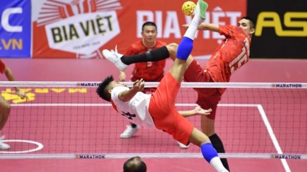 Sepak takraw Pesepak takraw Indonesia Saiful Rijal (kiri) melakukan smash yang diblok pesepak takraw Thailand pada final sepak takraw nomor quadran putra SEA Games 2021 Vietnam di Hoang Mai Sport Complex, Hanoi, Vietnam, Sabtu (21/5/2022). (Foto: Antara)