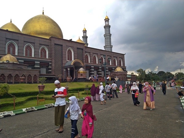 Warga mengunjungi Masjid Kubah Emas di Depok, Jabar. (Foto: Dok.iNews.id)