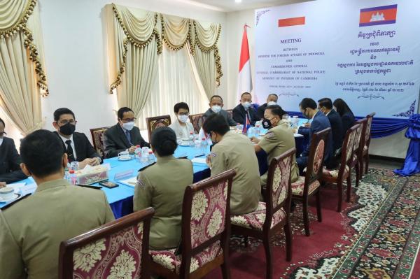 Menlu Retno dan jajaran polisi kunjungi Kamboja. (Foto : istimewa)