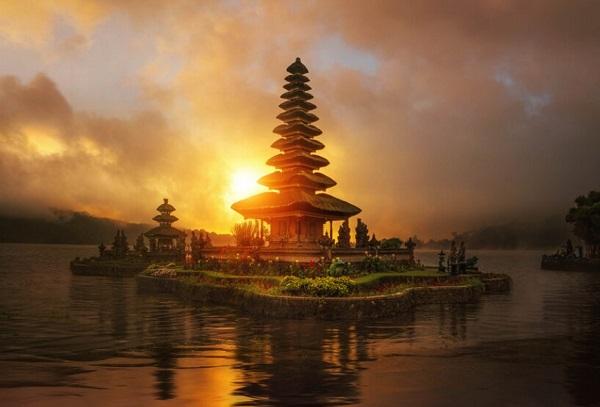Ilustrasi 4 tingkatan kasta di Bali. Ilustrasi 4 tingkatan kasta di Bali.