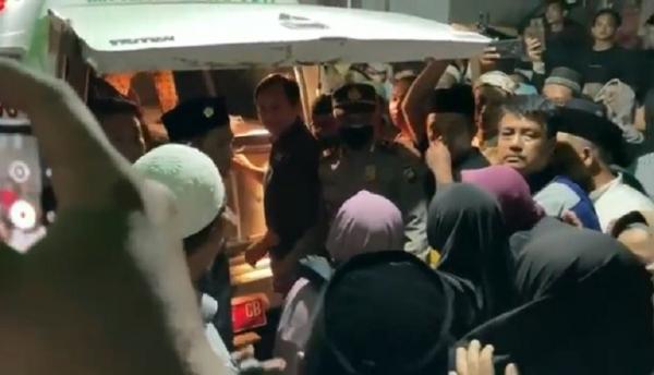 Jenazah Bendahara Koni Kayong Utara1 Jenazah Bendahara KONI Kayong Utara, Ahmad Nurcholys tiba di rumah duka di Kayong Utara, Senin (1/8/2022) malam. (Foto: iNewsTV/Uun Yuniar)