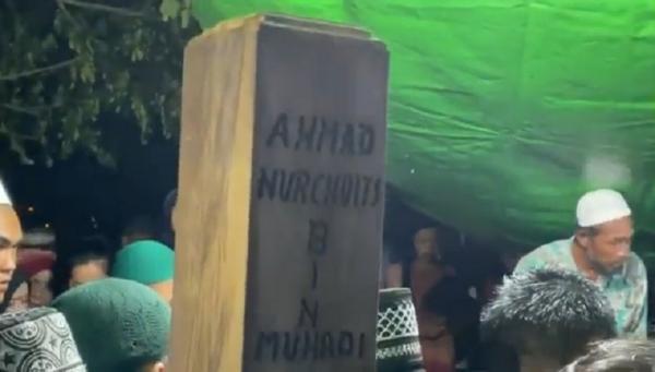 Jenazah Bendahara Koni Kayong Utara2 Jenazah Bendahara Koni Kayong Utara Ahmad Nurchoiys dimakamkan. (Foto: Uun Yuniar)