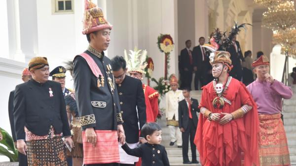 Presiden Joko mengenakan pakaian adat khas Aceh Presiden Joko Widodo (Jokowi) dan Ibu negara Iriana Jokowi mengenakan pakaian adat khas Aceh saat HUT RI ke-73 tahun 2018 silam (Setkab)