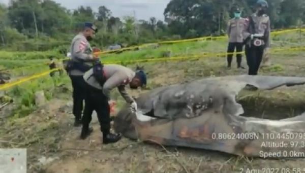 Serpihan Roket China2 Serpihan diduga roket China di ladang warga Sanggau, Kalimantan Barat. (Foto: iNewsTV/Uun Yuniar)