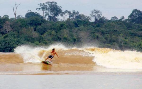 Sungai Kampar Sungai Kampar di Riau terkenal dengan ombaknya. (Foto: Istimewa)