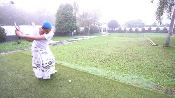 Lapangan Golf Pasha Artis Punya Lapangan Golf Pribadi. (Foto: YouTube)