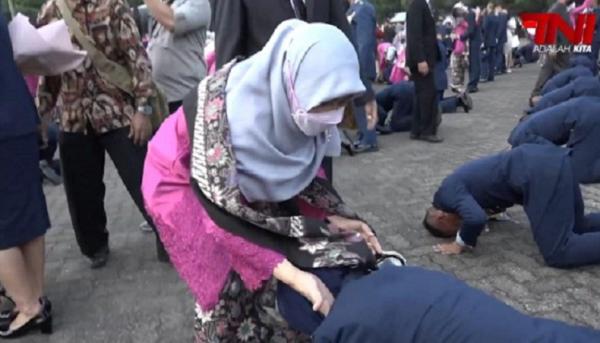 Letnan Dua Andini 2 Letnan Dua Andini Dyah A anak penjual kerupuk menjadi perwira TNI AU. (Foto Puspen TNI).