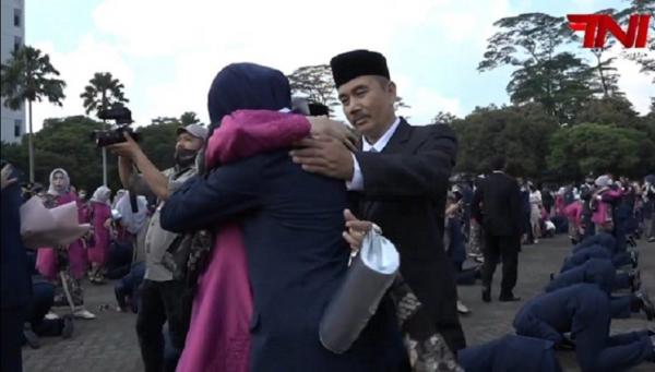 Letnan Dua Andini 3 Letnan Dua Andini Dyah A anak penjual kerupuk menjadi perwira TNI AU. (Foto Puspen TNI).