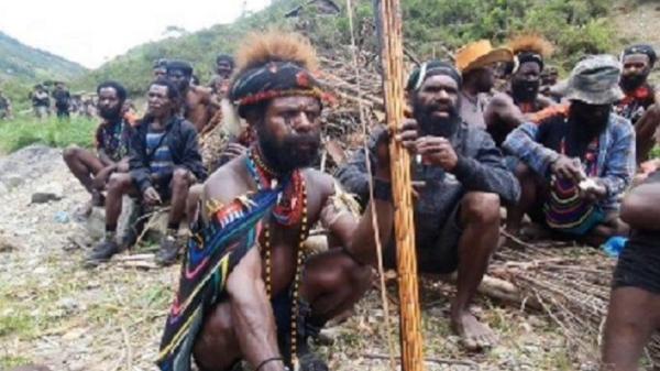 busur papua Panglima perang tingginambut Moro Kogoya memegang busur senjata tradisional Papua. (Foto : YouTube)