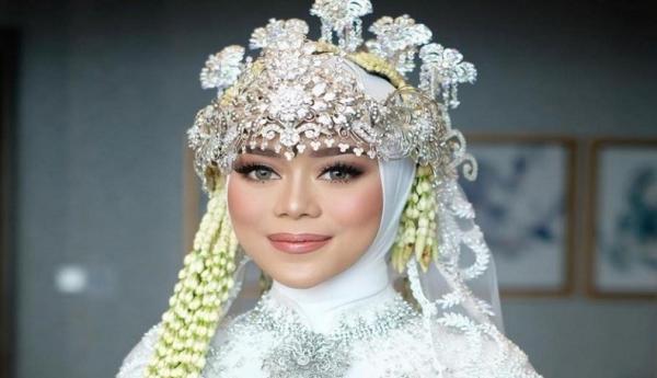 Master Gh85L27Ad0 1885 Lesti Kejora Artis yang menikah memakai siger Sunda. (Foto: celebrities.id/Instagram @ bennusorumba)