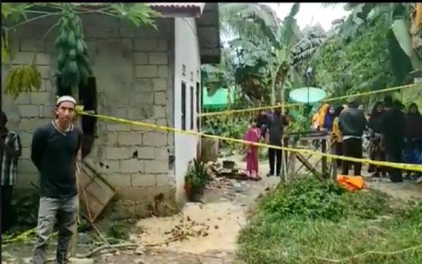 Pembunuhan mertua Garis polisi terpasang di lokasi menantu bacok mertua di Sambas. (Foto: iNewsTV/ Uun Yuniar).