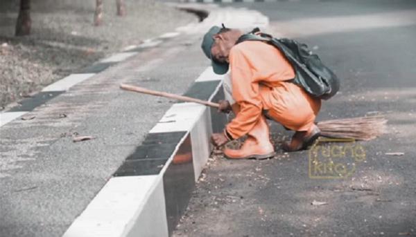Petugas Kebersihan Mabes Tni 3 Petugas kebersihan Mabes TNI Sukarmin. (Foto Youtube Jenderal Andika Perkasa).