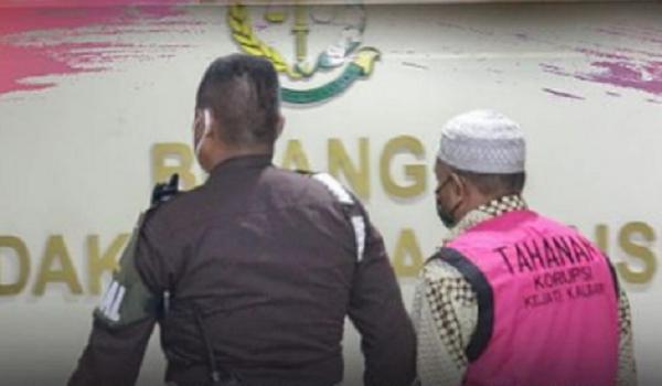 Kejati Kalbar menahan M, tersangka korupsi pengadaan tanah BUMN. (Foto: Kejati Kalbar)