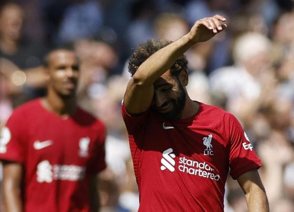 Liverpool Mohamed Salah Winger Liverpool, Mohamed Salah tampak memperlihatkan gesture kecewa saat timnya ditahan imbang 2-2 melawan Fulham pada laga Liga Inggris 2022/2023 di Stadion Craven Cottage, London, Sabtu (6/8/2022). (Foto: REUTERS)