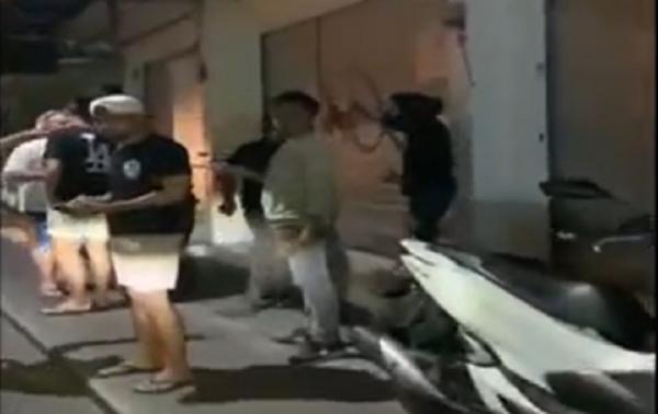 Wisatawan Asing Dibegal Di Kuta Tangkapan layar sekelompok orang mengepung wisatawan asing yang berjalan di kawasan Kuta.