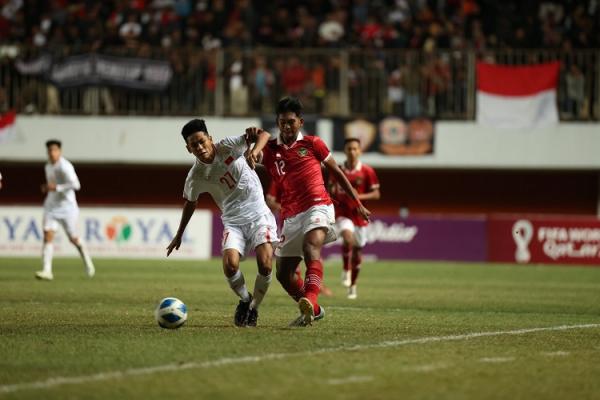 Indonesia vs Vietnam Vietnam U-16 dihajar 1-2 oleh Timnas Indonesia U-16 dalam laga terakhir Grup A Piala AFF U-16 2022. Pelatih Vietnam U-16, Nguyen Quoc Tuan menyalahkan wasit. (foto: Twitter/AFFPresse).