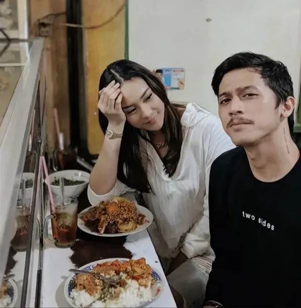 Artis Suka Makan di Warteg. (Foto: Youtube)