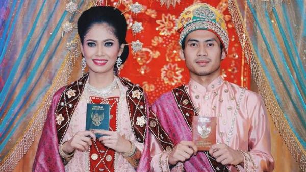 Gorontalo Pakaian adat ini biasanya dikenakan saat acara pernikahan. (Foto: Budayanesia)