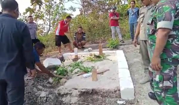 makam misterius bojonegoro Petugas bersama warga menggali dua makam misterius di hutan Bojonegoro, Kamis (11/8/2022). (Foto: iNews.id/Dedi Mahdi).