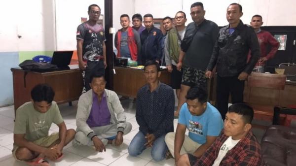 Penjudi Pelaku judi kartu remi dan ceki di Solok Selatan, Sumbar, diamankan polisi (Jefli Oktari/MNC Portal)