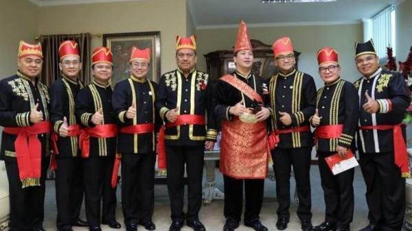 Tonaas Pakaian Adat Tonaas Wangko dan Walian Wangko. (Foto : tambah pinter)