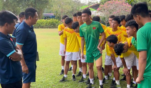 Timnas Vietnam dapat kabar baik jelang lawan Indonesia di final Piala AFF U-16 2022. Kiper utama mereka Pham Dinh Hai berangsur pulih dari cedera. (Foto: VFF)