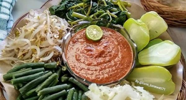Sebelum dikenal sukses menjadi pemilik restoran Pecel Lele Lela, Rangga Umara merupakan pegawai yang terdampak PHK. (Foto: Instagram @ranggaumara)