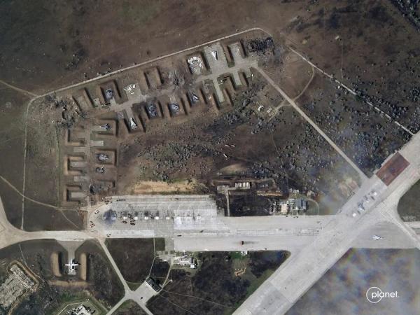 Gambar satelit yang menunjukkan pangkalan udara Rusia di Krimea rusak terkena ledakan. Sejumlah pesawat tempur Rusia juga tampak hancur. (Foto: Planet Labs PBC/ AP)