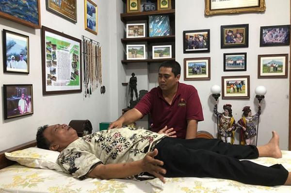 Pengobatan Arya Raden Arya Pradana saat mengobati pasien di kediamannya. (Foto : ist)