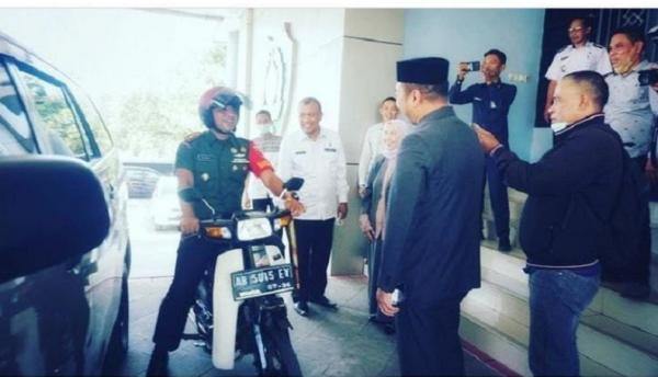 Komandan Kodim 1422/Maros Letkol Inf Muhammad Hujairin menggunakan sepeda motor tahun 90-an . (Foto IG Kodim Maros).