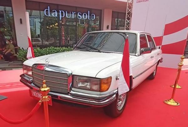 Mobil Soeharto Mercedes-Benz S280 yang digunakan oleh Presiden Soeharto dipamerkan di Gedung Sarinah, Jakarta, Sabtu (13/8/2022). ( Foto : Antara)