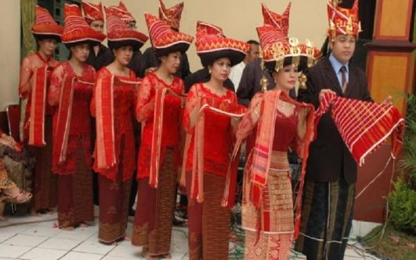 Tarian Sumatera Utara, Guro Guro Aron (Foto: Dok Kemendikbud) Tarian Sumatera Utara, Guro Guro Aron (Foto: Dok Kemendikbud)