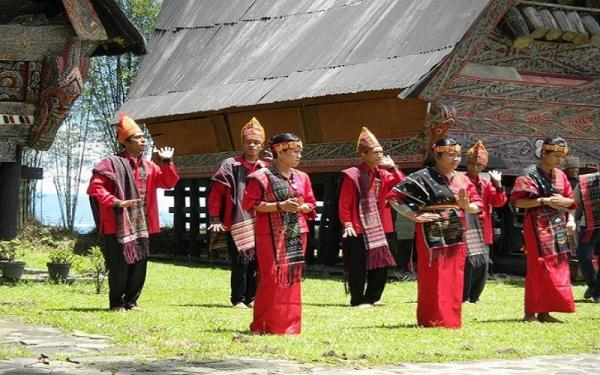 Tarian Sumatera Utara, Tari Tortor (Foto: Dok Kemendikbud) Tarian Sumatera Utara, Tari Tortor (Foto: Dok Kemendikbud)