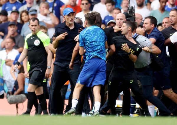 Antonio Conte dan Thomas Tuchel terlibat keributan. (foto: REUTERS).