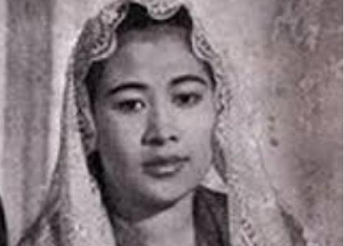 Fatmawati yang Menjahit Bendera Merah Putih Sosok Fatmawati yang Menjahit Bendera Merah Putih Pertama Kali (Foto: Kemendikbud)