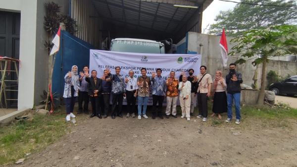 Kemendag melepas ekspor satu kontainer produk briket arang kelapa milik CV Coco Indonesia Maju perdana ke Jepang senilai 19.200 dolar AS. (Foto: Istimewa)