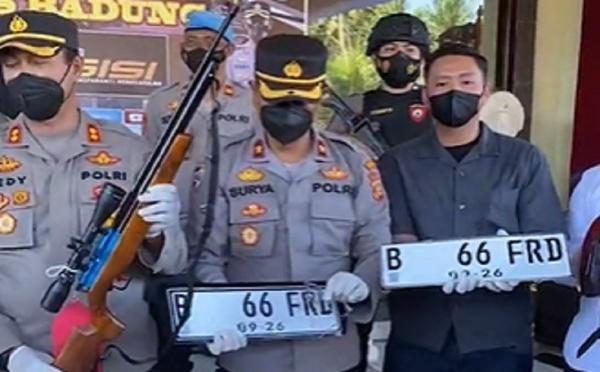 Pelat Palsu Kapolresta Badung menunjukkan senapan angin dan pelat mobil palsu pelaku.